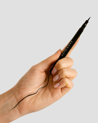Eyeliner w pisaku z cienką i precyzyjną końcówką i naturalnym barwnikiem Nutridome - 2