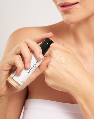 Lekki podkład do twarzy dobrze kryjący matujący 12h 01 ivory Nutridome - 2