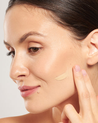 Nawilżający krem do twarzy BB spf 50 z kwasem hialuronowym i witaminą C 01 Ivory Nutridome - 2